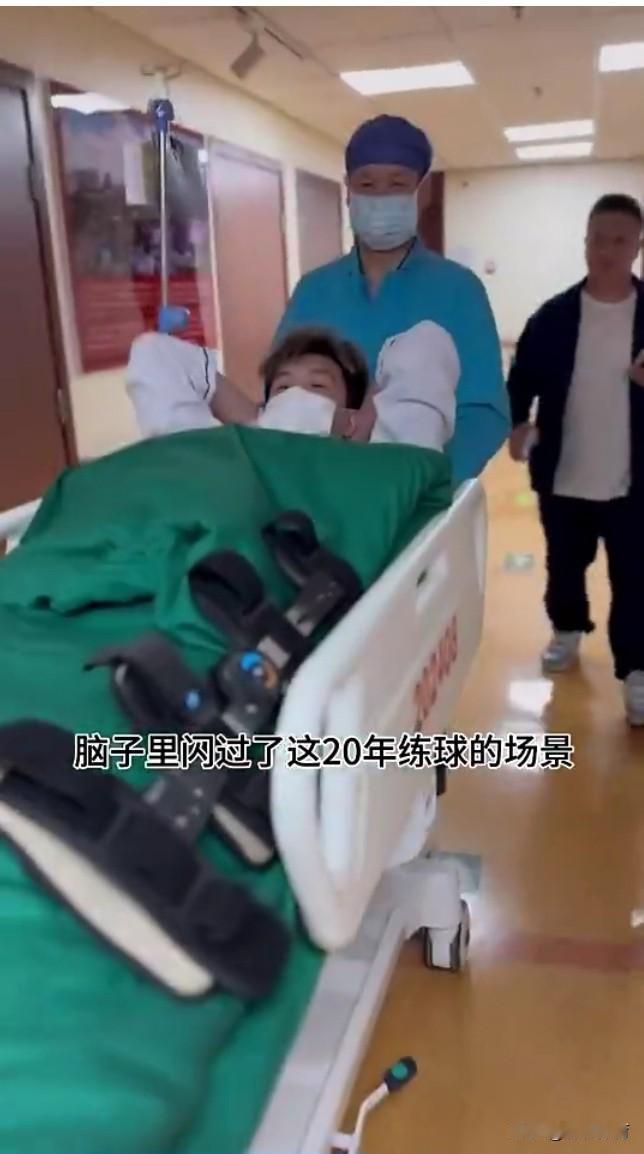 昨天郭艾伦已经做完手术了吗看他刚从手术室出来也不知道是麻药劲没有过，还是手术室太