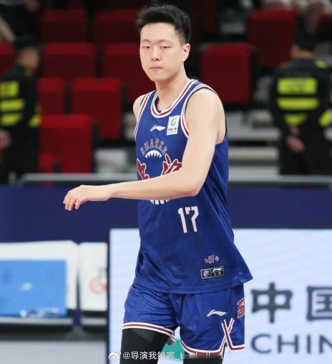 开始兜售小牛，上海久事已经将年轻内线张知垚出售给北京首钢，计划将赵森出售给辽宁，
