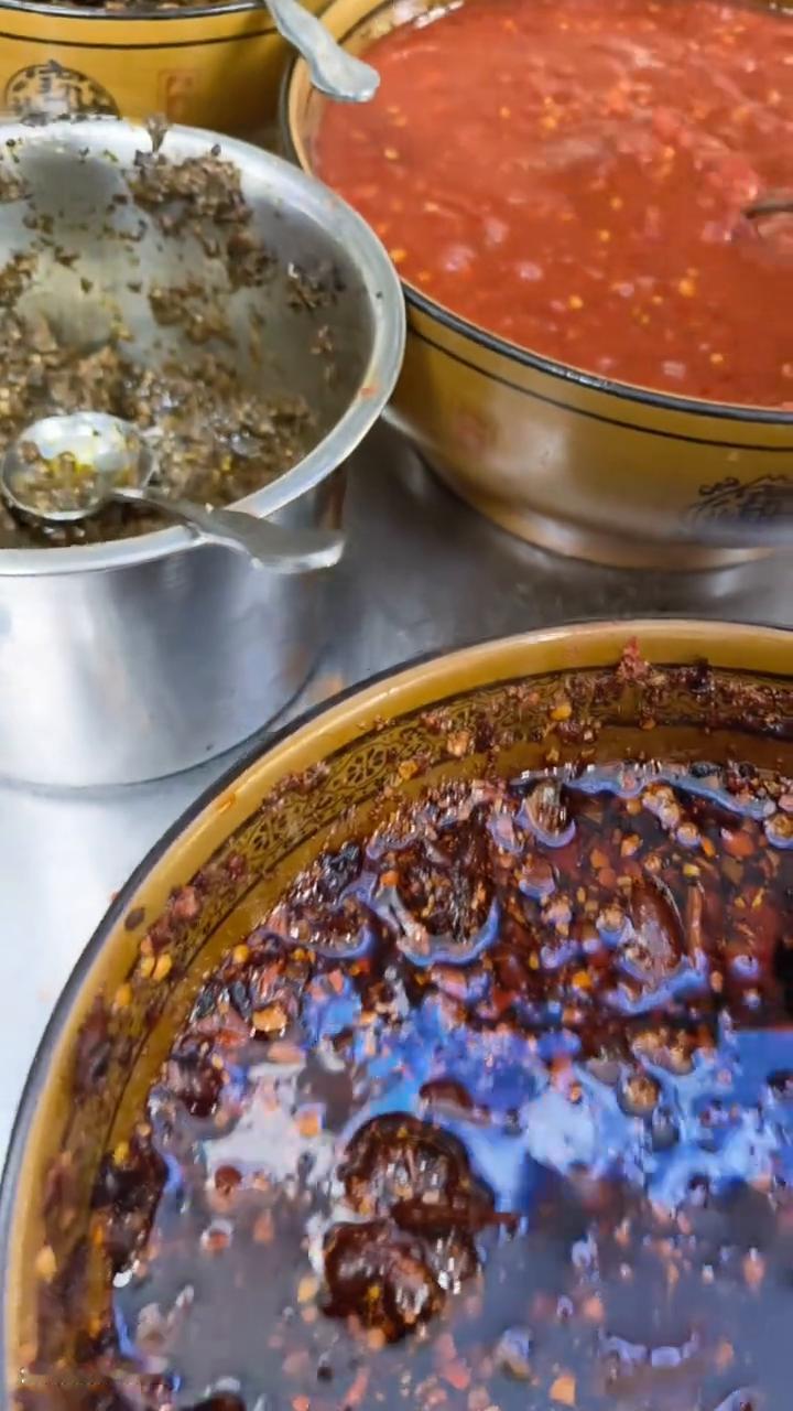 赢家太味酸牛肉早点，这是个网红店。人好多，这么多码子的，我第一次都忙死了。搞一碗