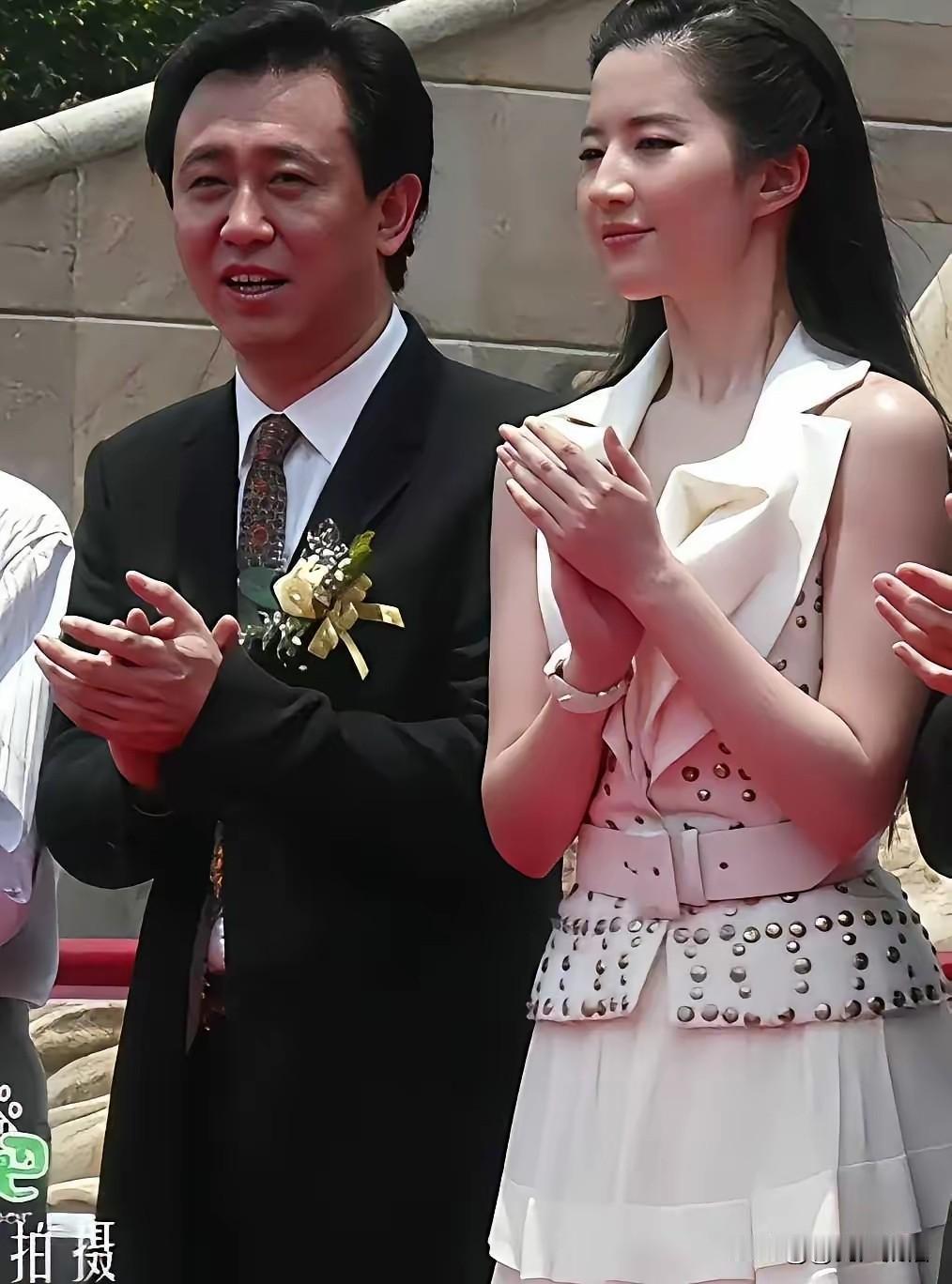 不仔细看，我都以为是一对新婚伉俪。