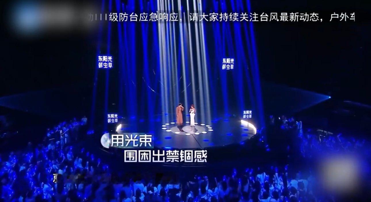 黄子弘凡提出用灯光代替笼用灯光代替笼是黄子弘凡想的原来舞台上这个设计是黄子弘凡提