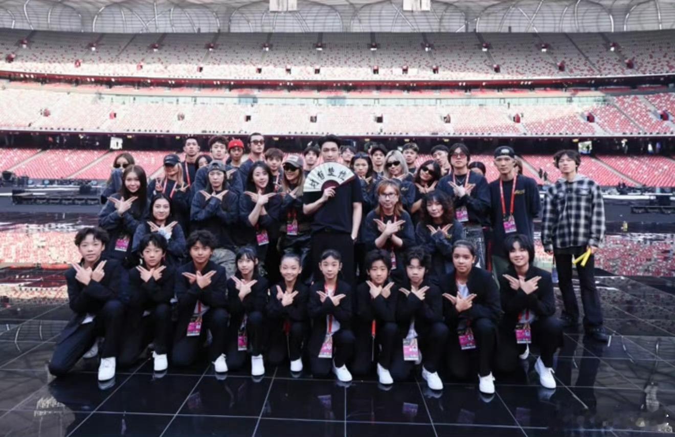 张艺兴合作过都说好！舞者分享张艺兴多张未公开照片和他的repo。 