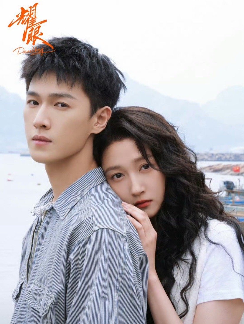 关晓彤李昀锐耀眼情人节吻这个踮脚吻也太甜了吧！氛围感直接拉满，眼神和动作都好戳人