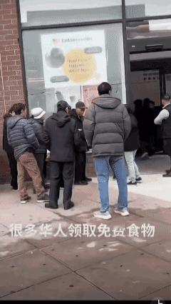 美国一免费食品分发现场，大批华人排队领，但从衣着就能看出，其实他们很多人并不穷。