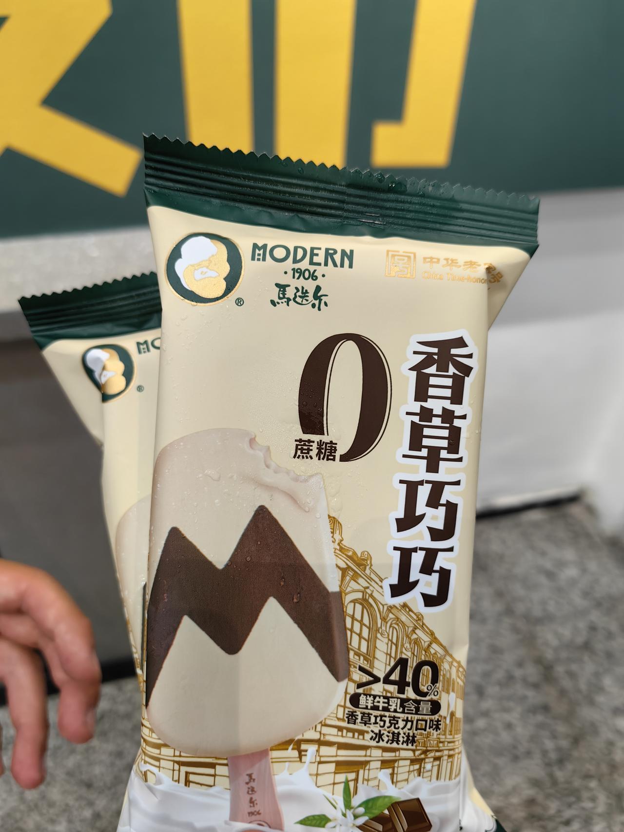 在屋里你就穿个短袖、单衣，光脚踩地上都觉着热乎。冬天在家就一套薄睡衣，有时候还得