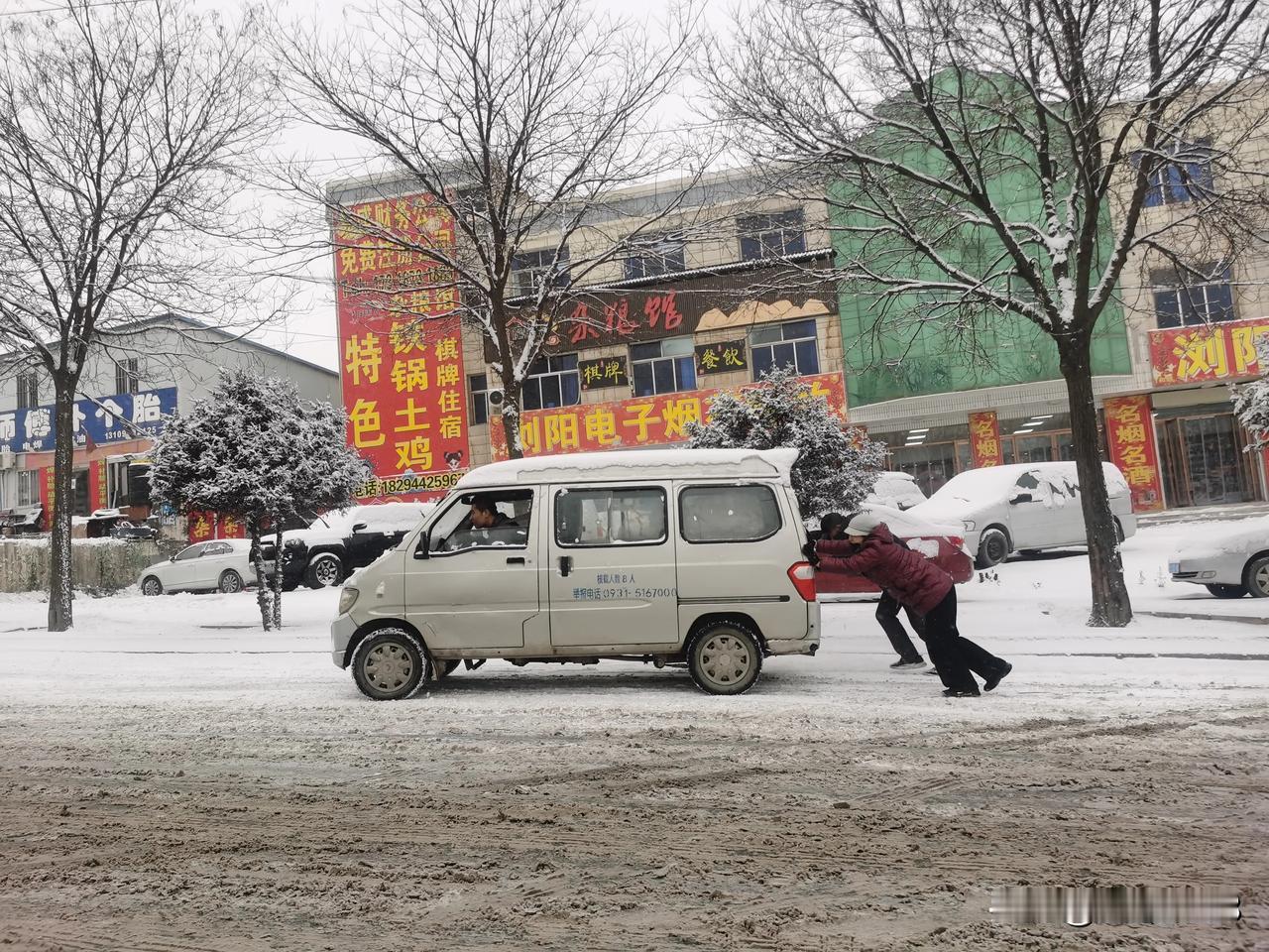 哗啦啦，兰州下大雪啦！

       一夜醒来，到处都是“白茫茫的大地真干净”