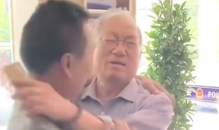 山东，一男子借战友13000元，战友十年没还，谁料，男子去银行注销旧卡时，柜员说