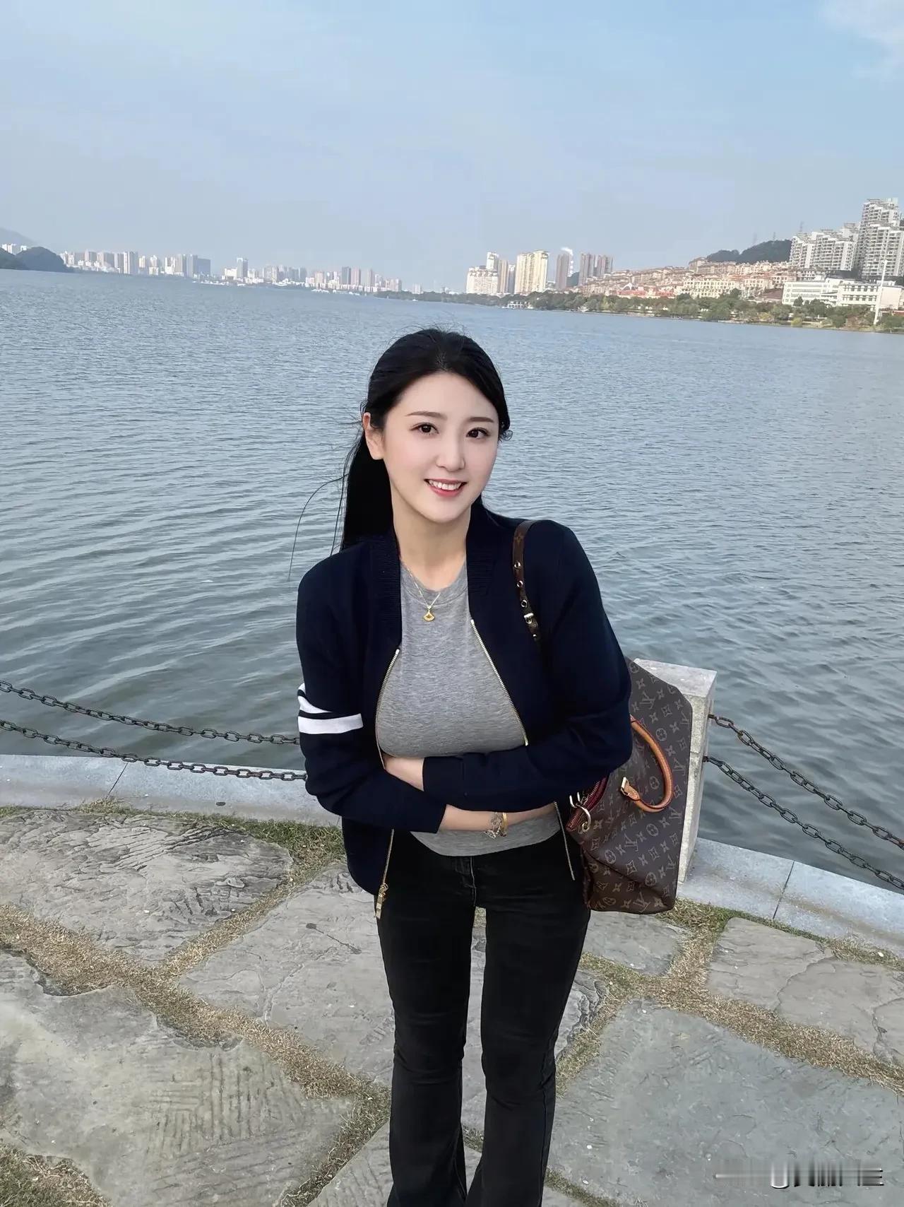 玻璃水，
蓝天白云，
非常治愈心情[/胜利]