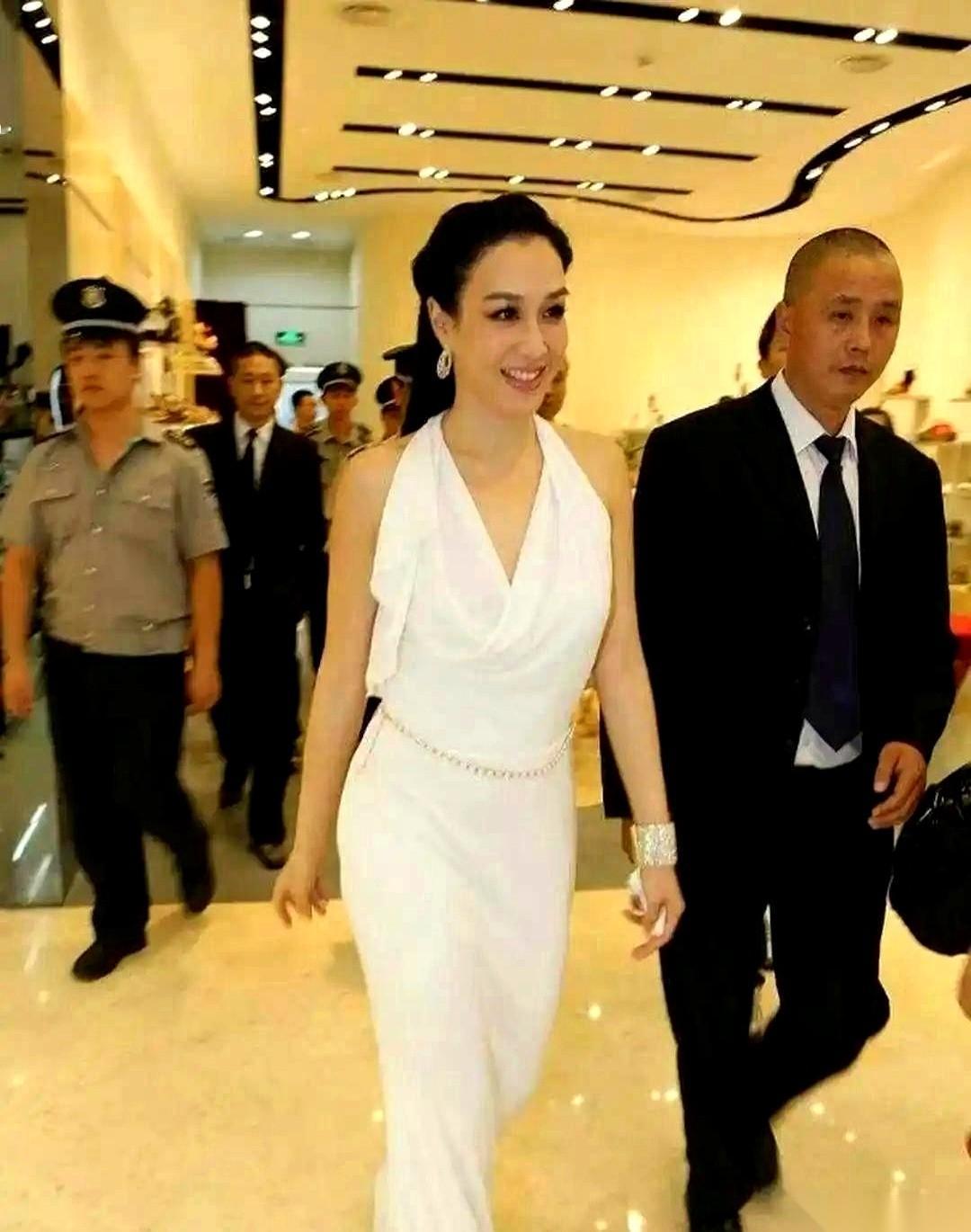 钟丽缇这身段，但凡换个年轻小花，评论区早被“太壮了”、“该减肥了”给淹了。
但你