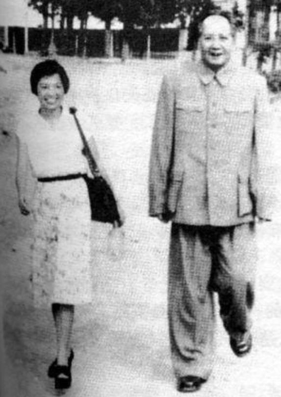 1959年，护士吴旭君对毛主席说：“主席，我大概不能在您身边工作了。”主席连问为