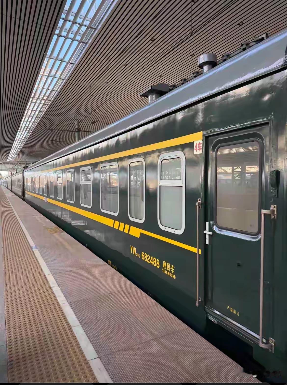 快过年了，在外打工的人都要回家。
俗话说的好，有钱无钱，回家过年。
年后，又要离