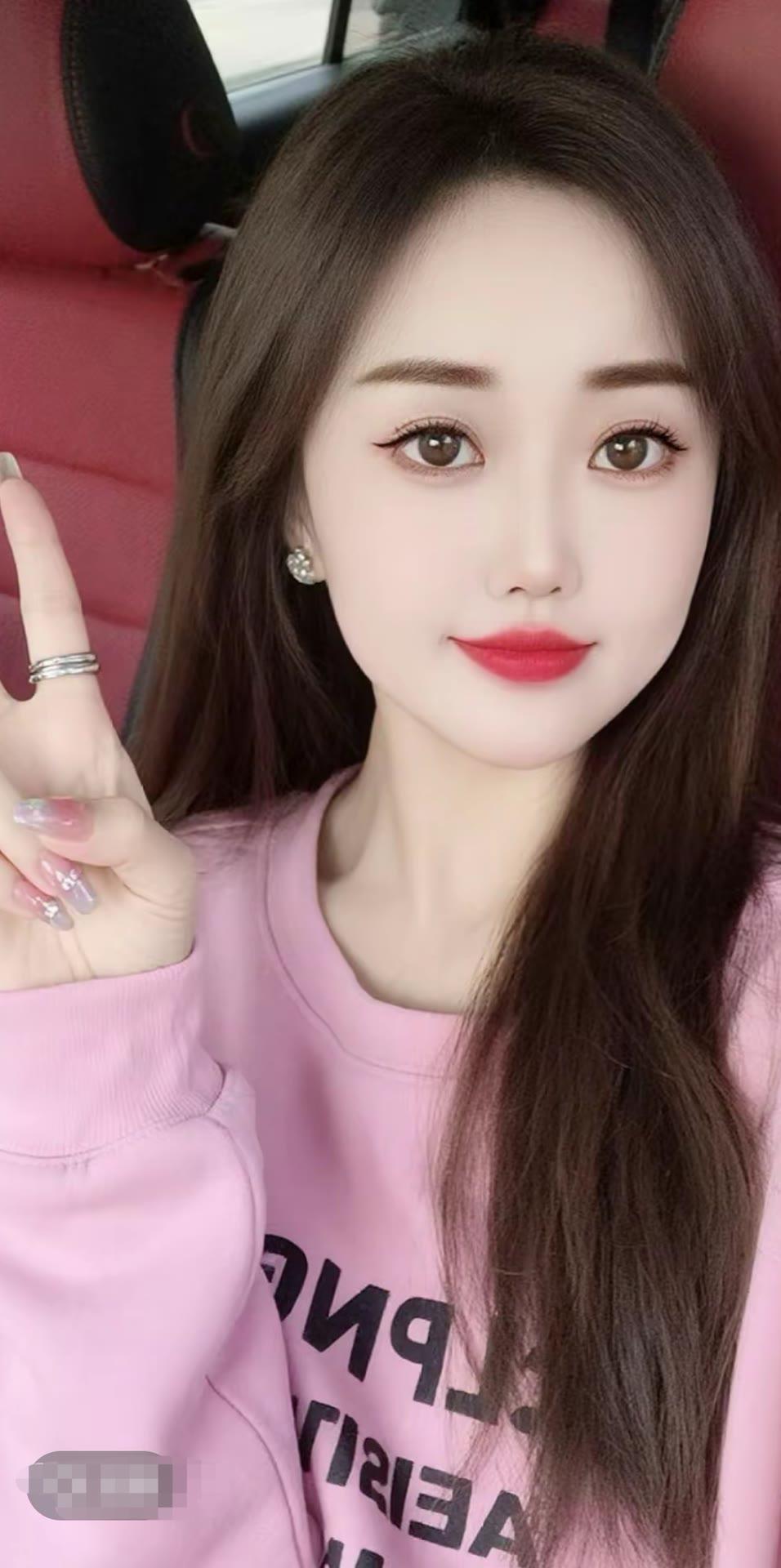 粉衣美人笑，车中玉人娇。