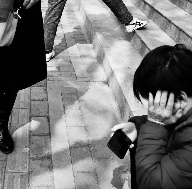 真心话茶局焦虑时下级交上来的报告，并试图劫持“我”实施报告方案。“我”不是焦虑，