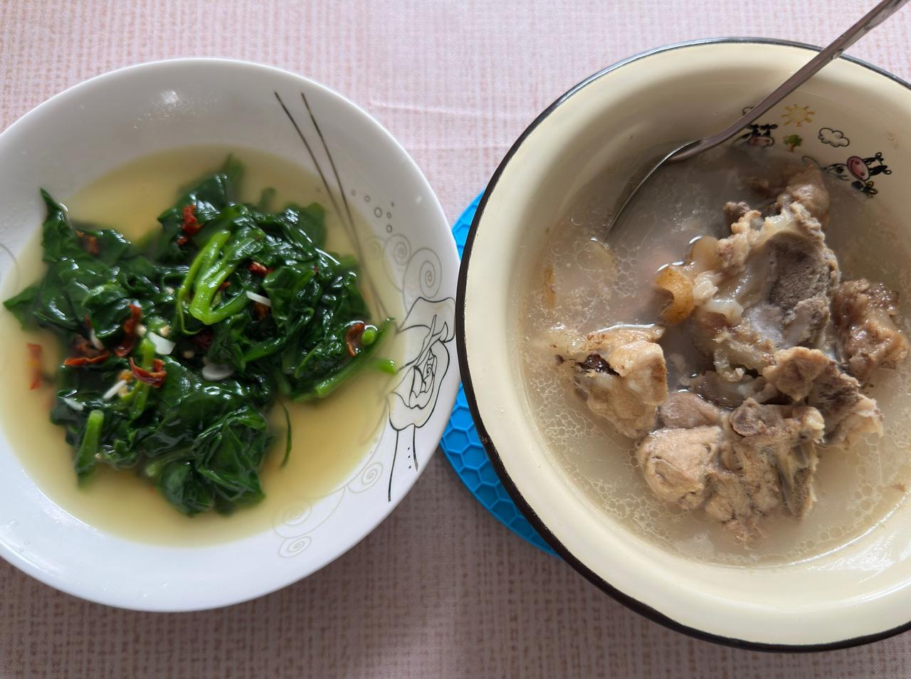 简简单单又美味营养的午餐菜肴：

1、排骨炖天麻。先把排骨和天麻片放在电饭锅里煮