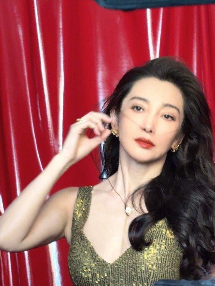李冰冰生图vs精修图李冰冰生图和精修适配度绝了！完全看不出区别，怼脸拍都稳得住，