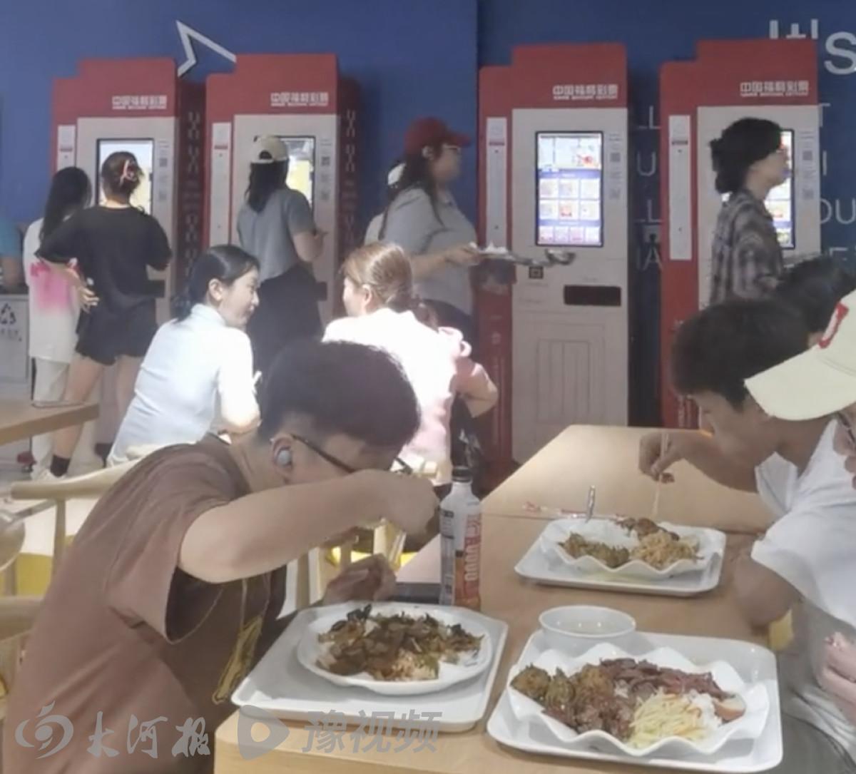 【大连一民办高校食堂内摆放多台彩票机，网友直呼“挣钱挣红眼了”】6月28日，有网