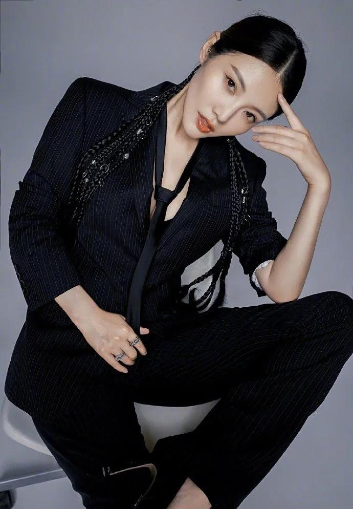 谁能拒绝“大嫂”徐冬冬的西装杀？最新写真里，她穿西装的模样又美又飒，肩线挺拔自带