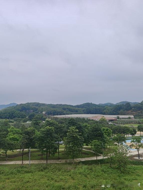 周末逛草帽广场｜城市绿洲里的松弛感

在快节奏的都市生活中，发现了一处能让人慢下