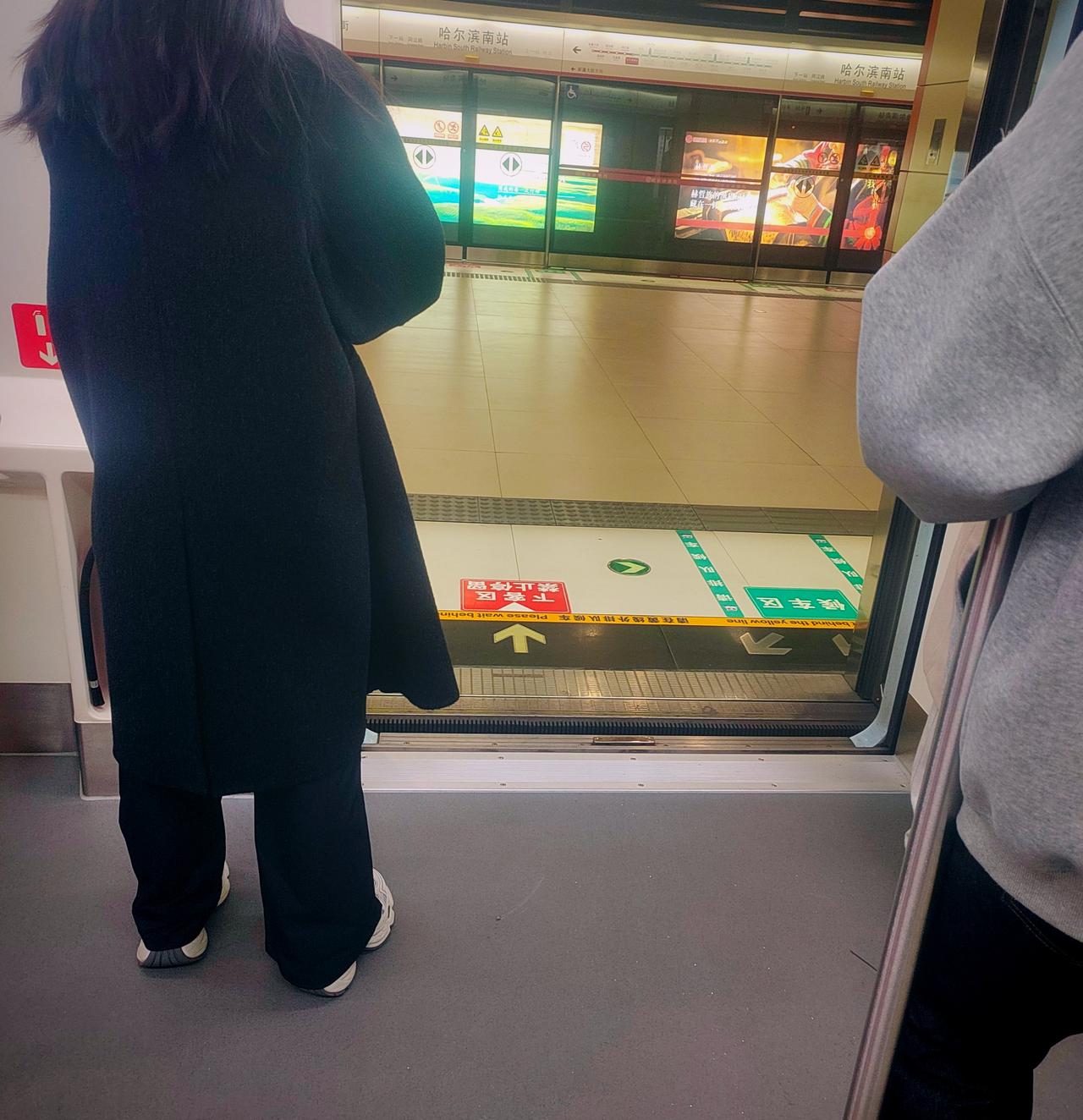 周末哈尔滨地铁的运行频次降低了。平常工作日，每天7点37分都会准时来一趟车，可今