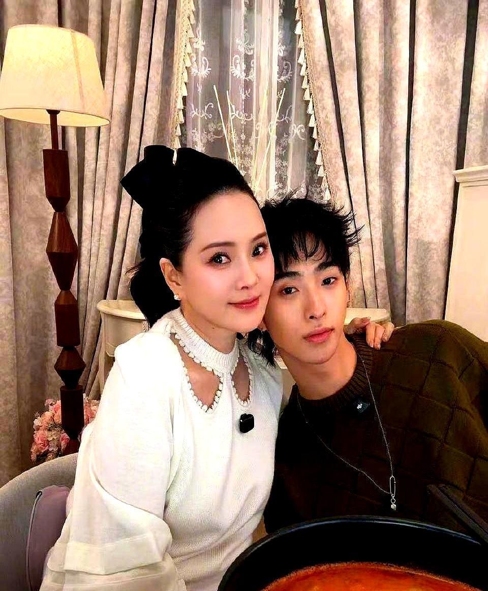 卸妆油糊到一半时视频响了，屏幕那头哈利举着手机，春晚重播的光映亮他侧脸——这孩子