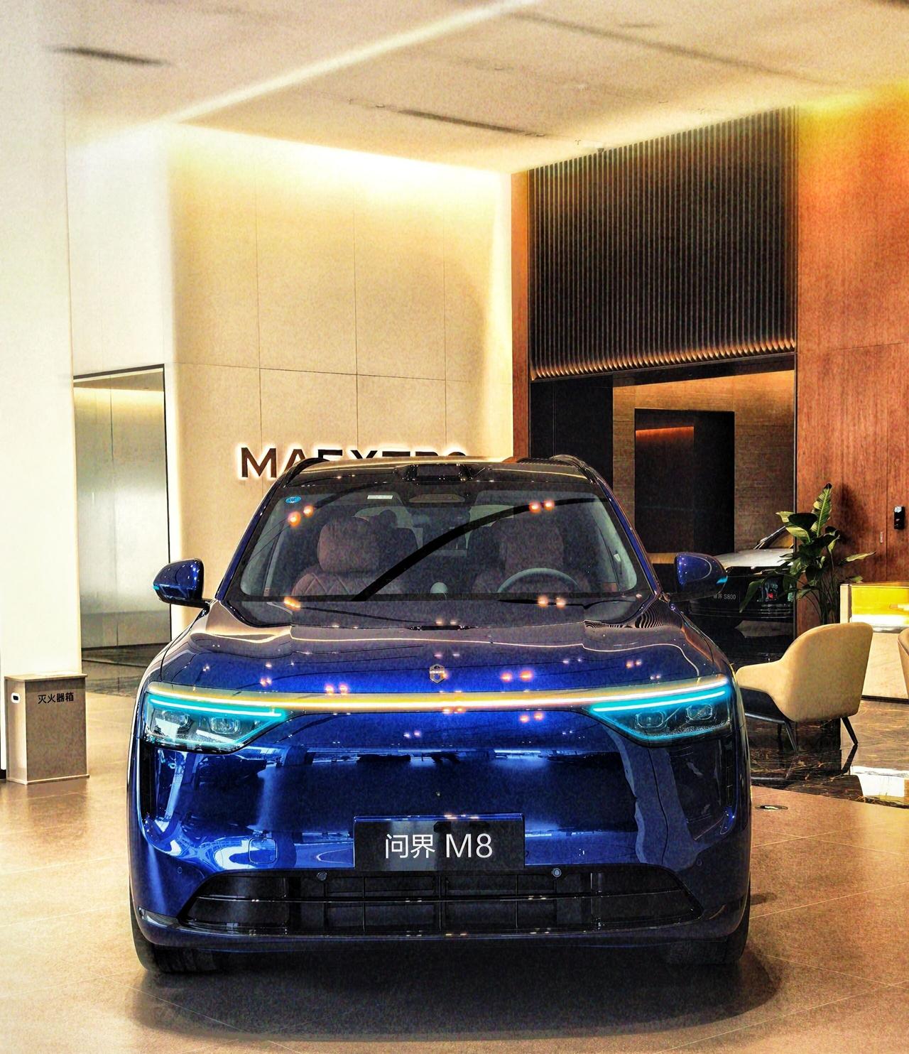 问界M8太顶了！还上新了超有质感的湛蓝色升级896线双光路+侧向激光雷达，华为乾