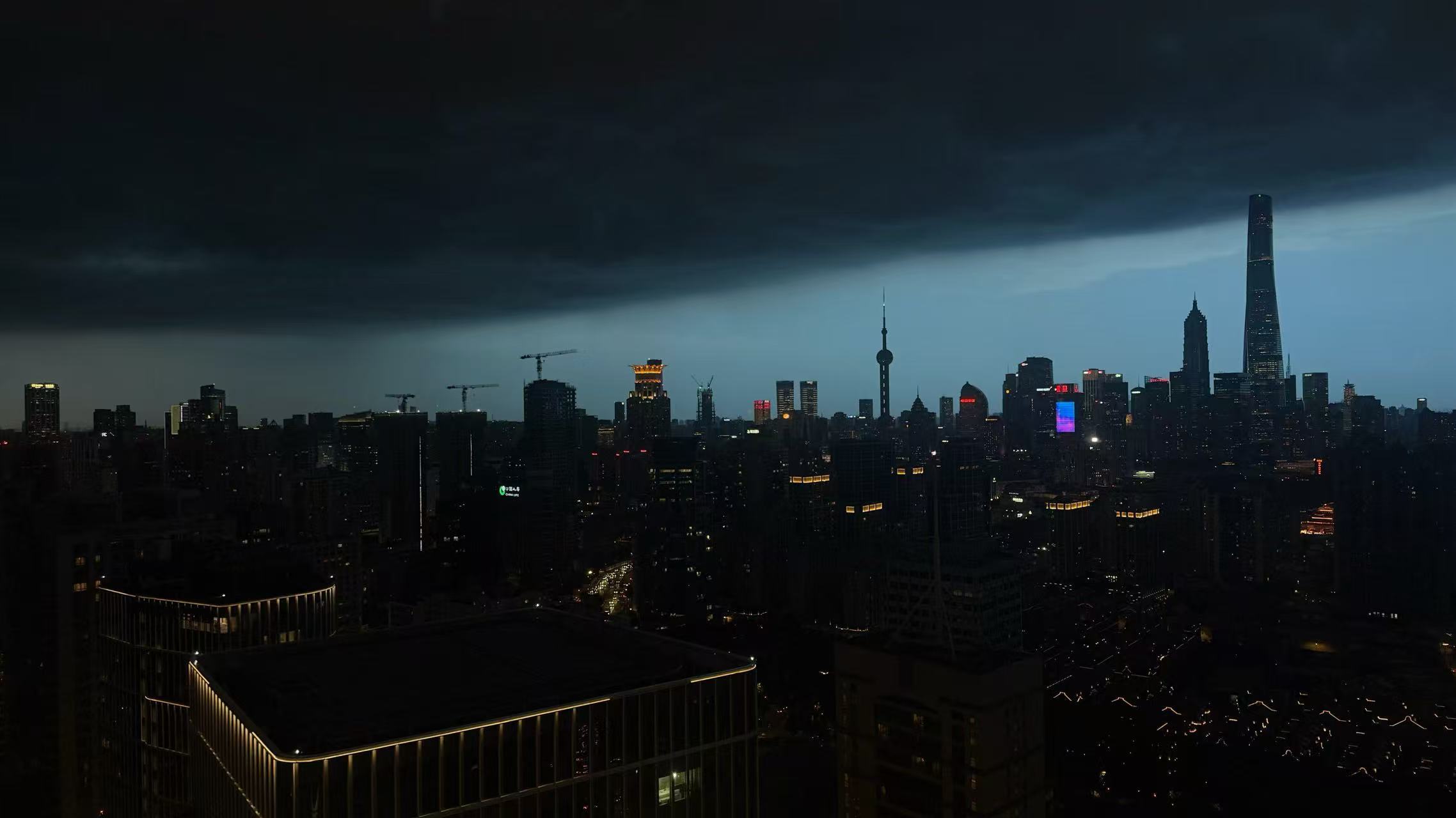 魔都就是魔都，乌云压境都这么有feel… 上海暴雨
