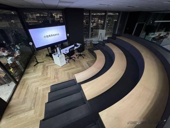 近日小岛秀夫在X平台上发布了一张照片并配文：我正在剪辑的预告片，和大家一起看。