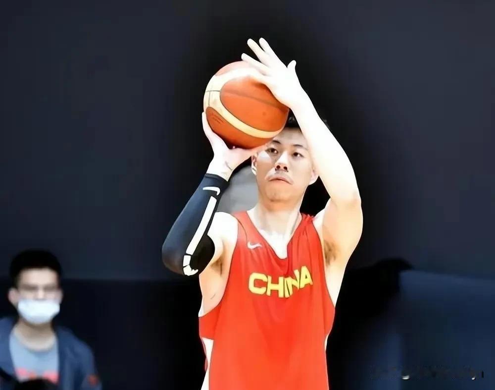 震惊！中国男篮亚预赛集训名单出炉，看到名单发现3个让人惊讶的事实。

1. 中国
