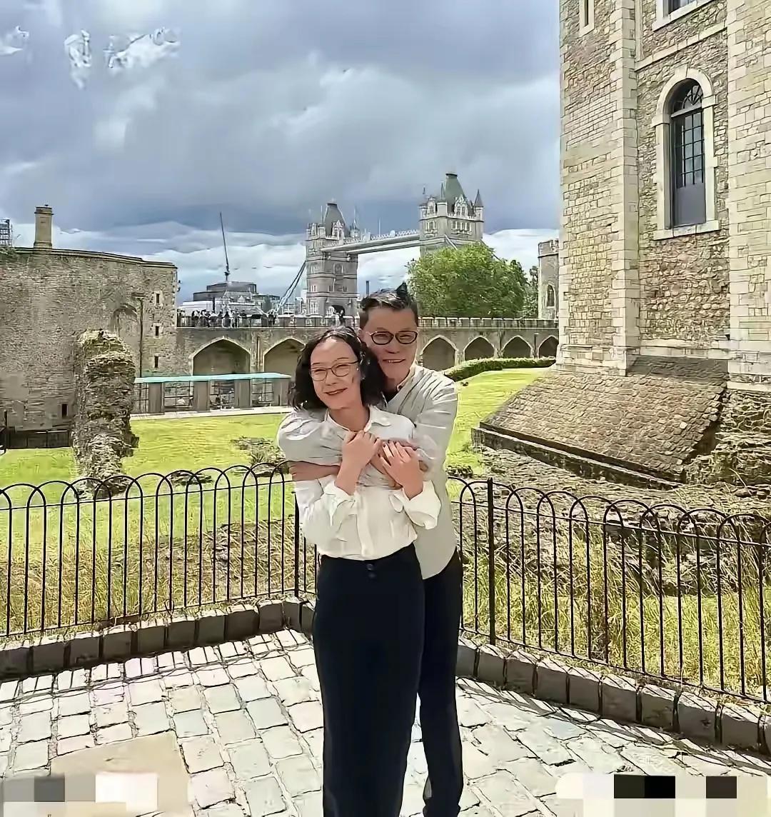 李国庆要是现在是个穷鬼，绝对娶不到张丹红。

张丹红讨厌满身铜臭味的人，估计是真