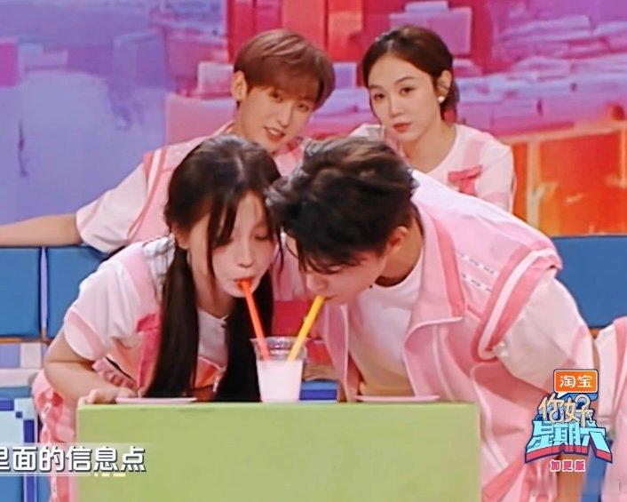 虞书欣丁禹兮喝同一杯奶茶 豹豹猫猫一起发糖了，这比糖果还要甜的程度啊[doge]