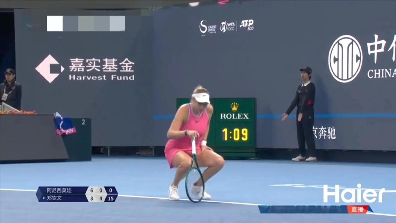 在送郑钦文进入中网女单8强的比赛中，阿尼西莫娃使出了三大绝技：摔拍、砸地、跺脚！