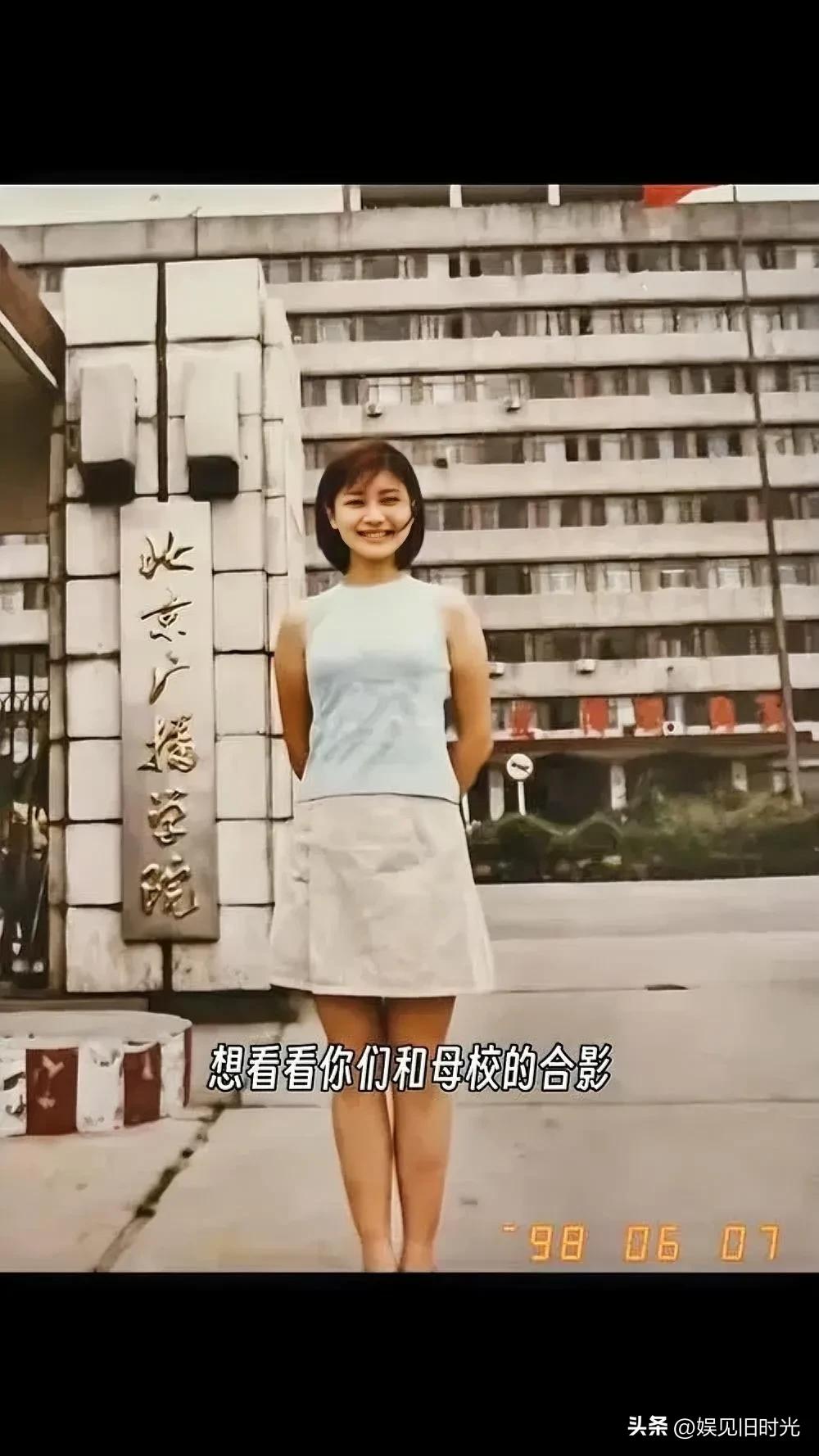 1998年，一个女孩与母校的合影，她笑容灿烂，眼神充满对未来的憧憬。

这个女孩
