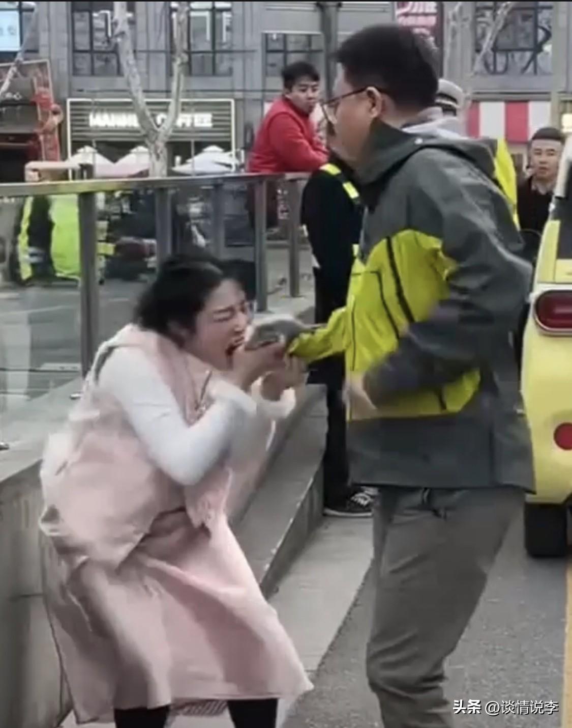 冲动是魔鬼！

看了完整视频，扬州这位男子根本不是路怒，而是忍无可忍了。

本来