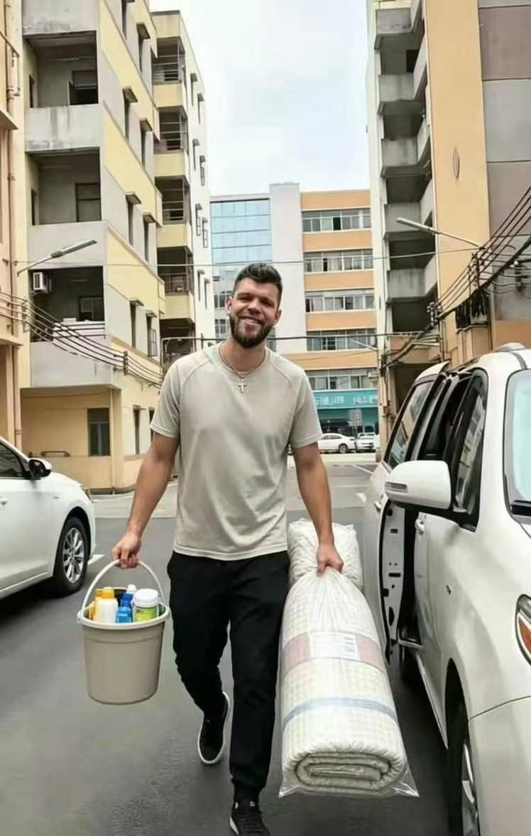 广东男篮刚官宣签约拉科塞维奇，转头这位2米11的空间型内线就拎着塑料桶出现在训练