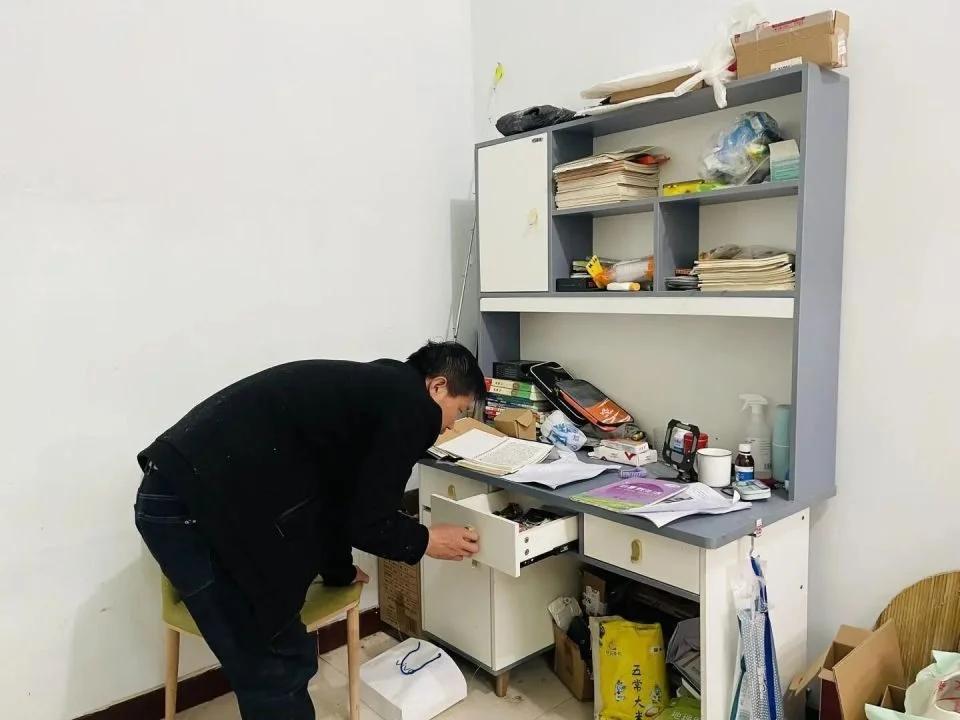 河南南阳市方城县。
八年级的男孩小川从学校对面的小区18楼跳下，在ICU昏迷了1