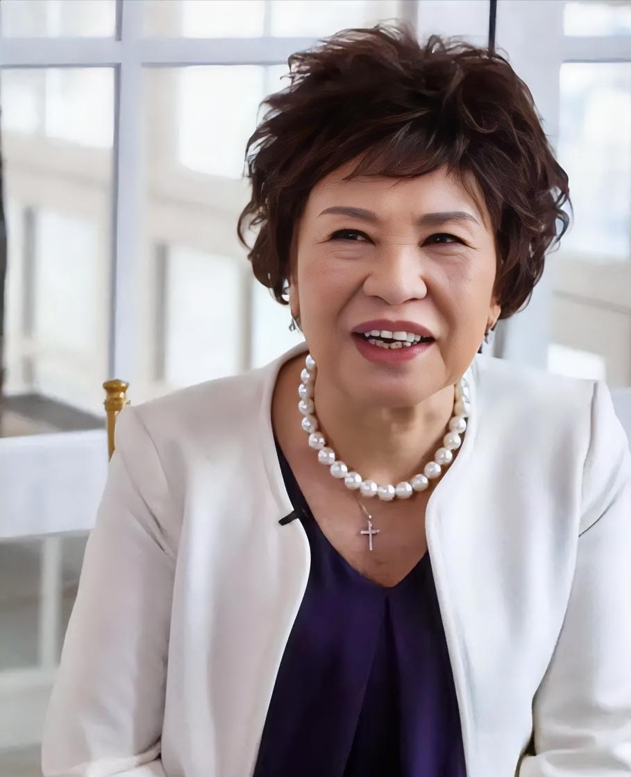 87岁高龄的香港老戏骨余慕莲，1月26日那天化了淡妆，在好友米雪、安德尊的陪同下