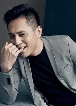 刘烨体面从鲜少提及旧人、从不恶语相向，到收敛网上搞怪模样顾及诺一霓娜，被抢热搜也