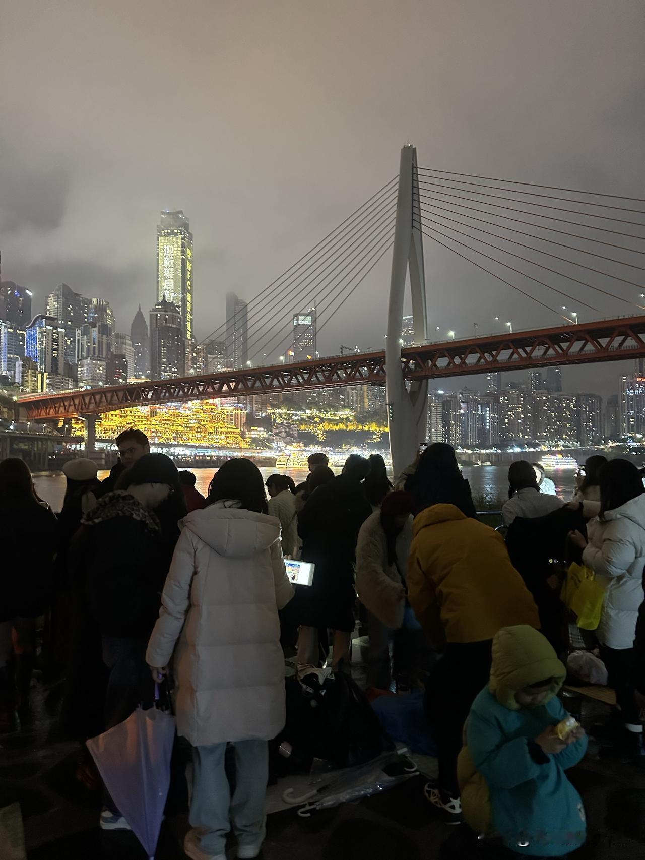 1月1日晚上7点，虽然因为天气原因，重庆无人机灯光秀临时通知取消了！但是，今天晚