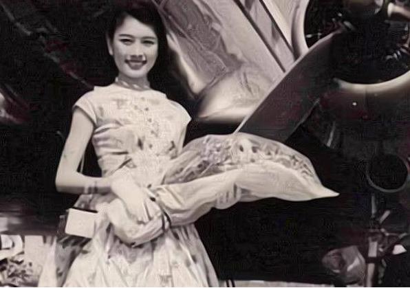 [微风]1974年，26岁的周荣鹤把62岁的蒋梅英搂在怀中强吻，无论蒋梅英费力挣