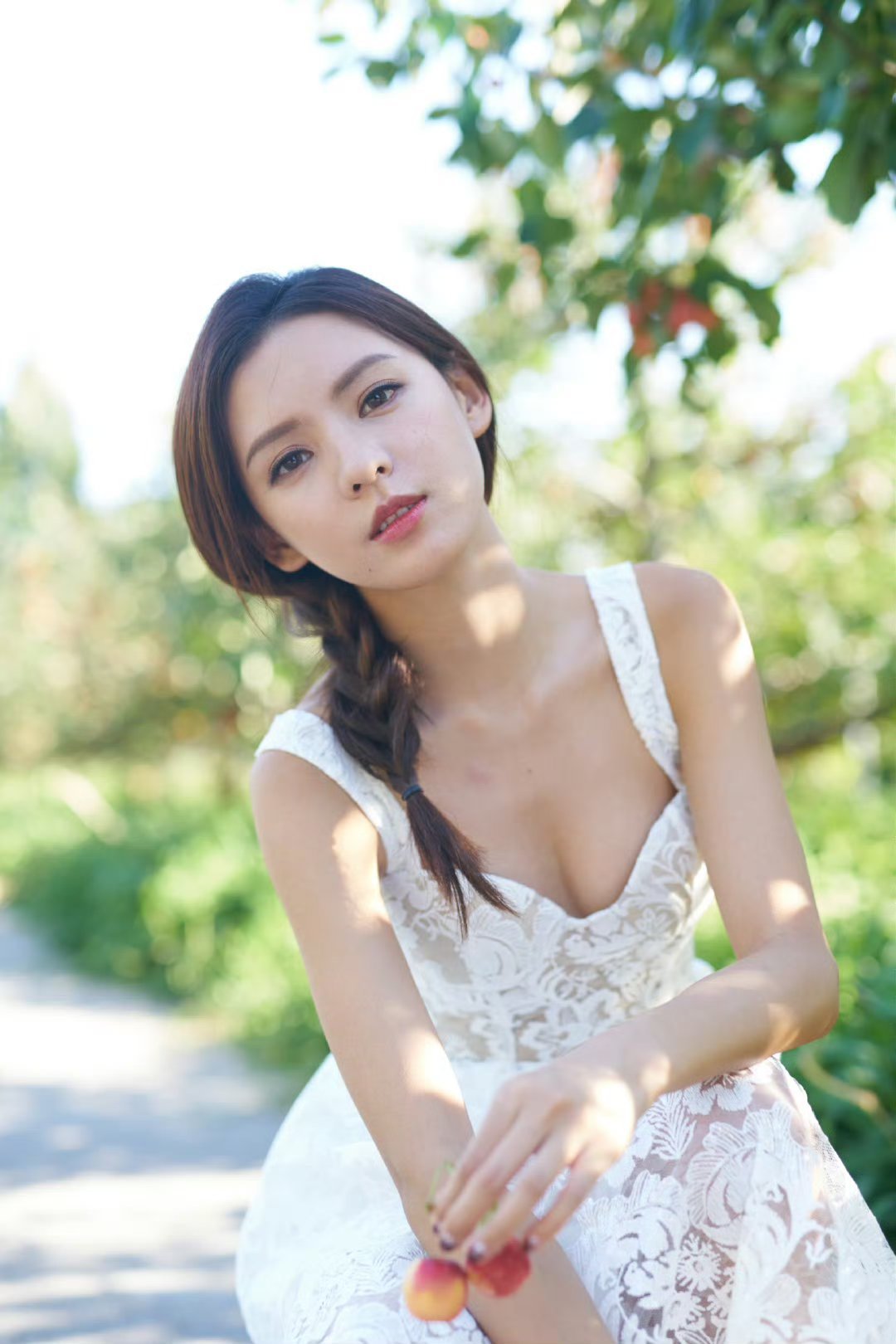 张予曦生图蕾丝白裙