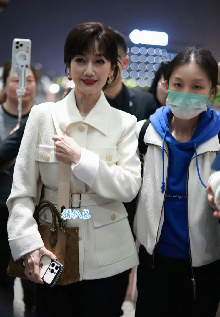 赵雅芝老一辈的演员性格都好好赵雅芝没事就好机场赵雅芝差点摔倒，幸好被及时拉住。凌