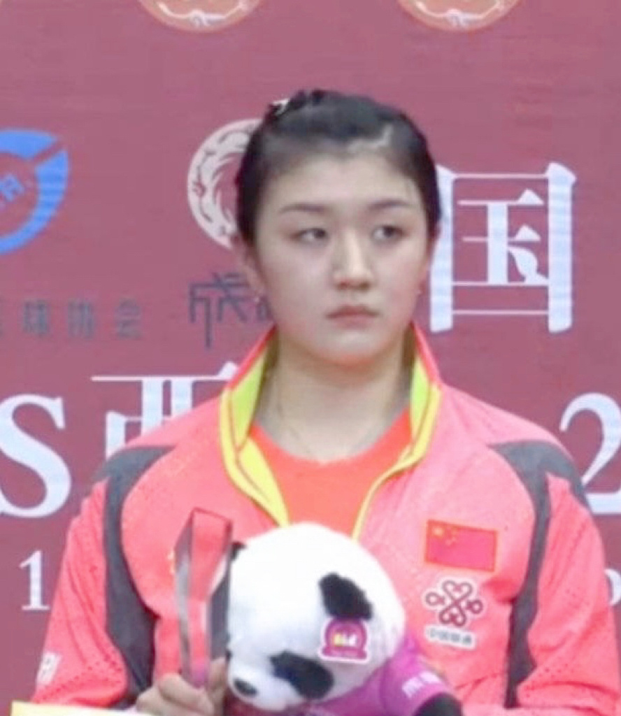 小梦姐从小美到大超爱宝宝的小烟熏陈梦机场变秀场