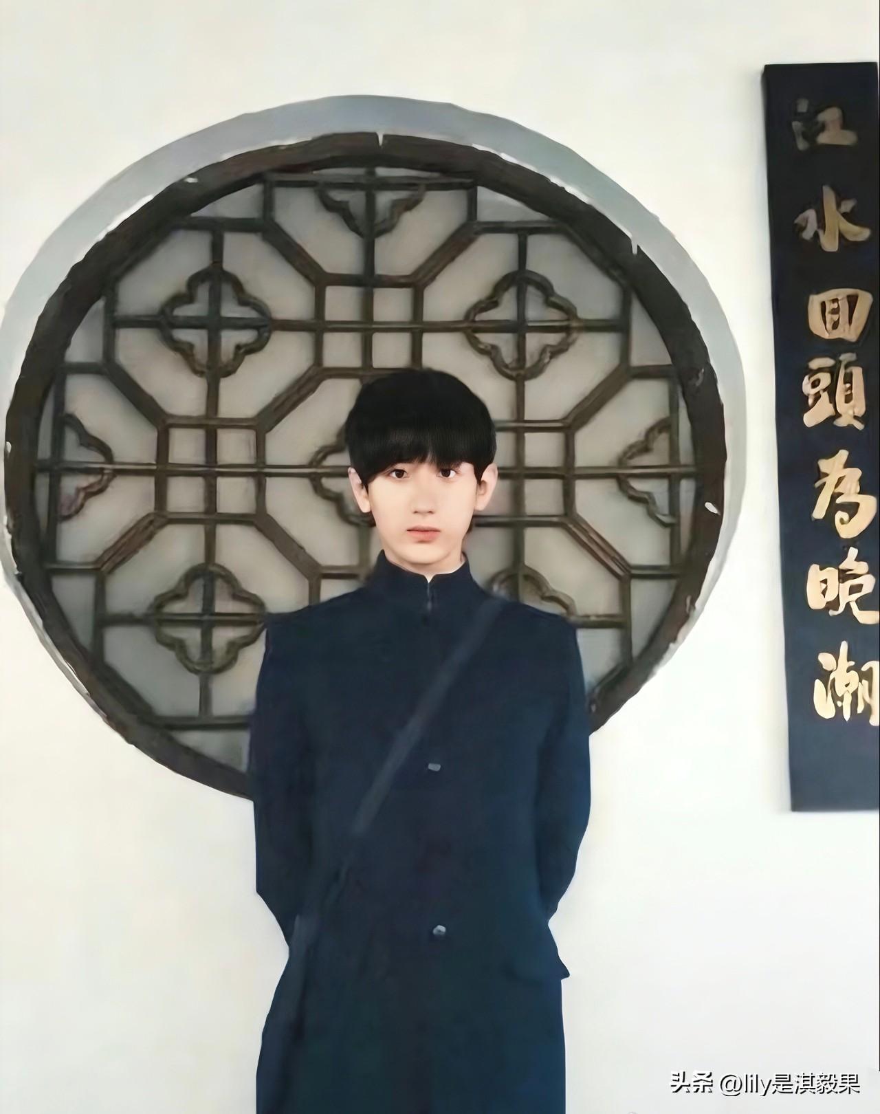 两张成毅早期的照片对比，一张特别乖，一看就像学校的乖学生，老师特别喜欢的那种，一