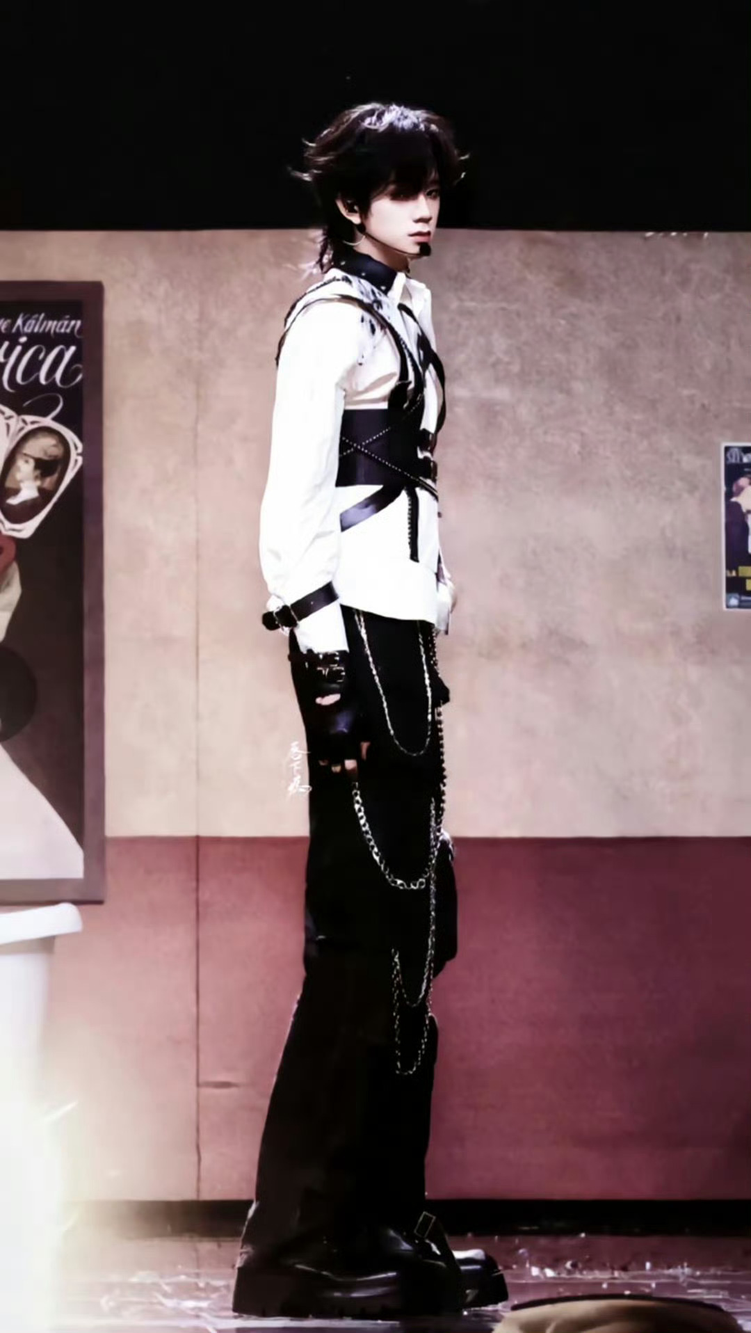 王橹杰九头身我的妈呀王橹杰的身材比例惊为天人这是16岁男孩的身高吗，太绝了吧简直