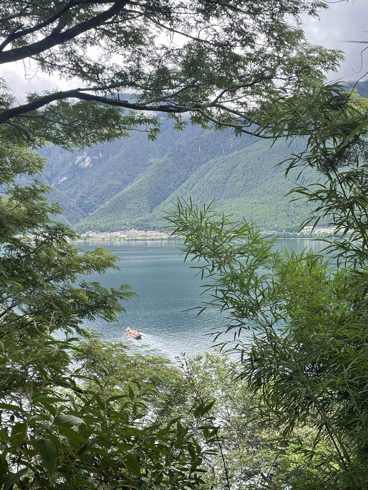这世界大的让人很难不旅游，泸沽湖的美让人惊叹❗️