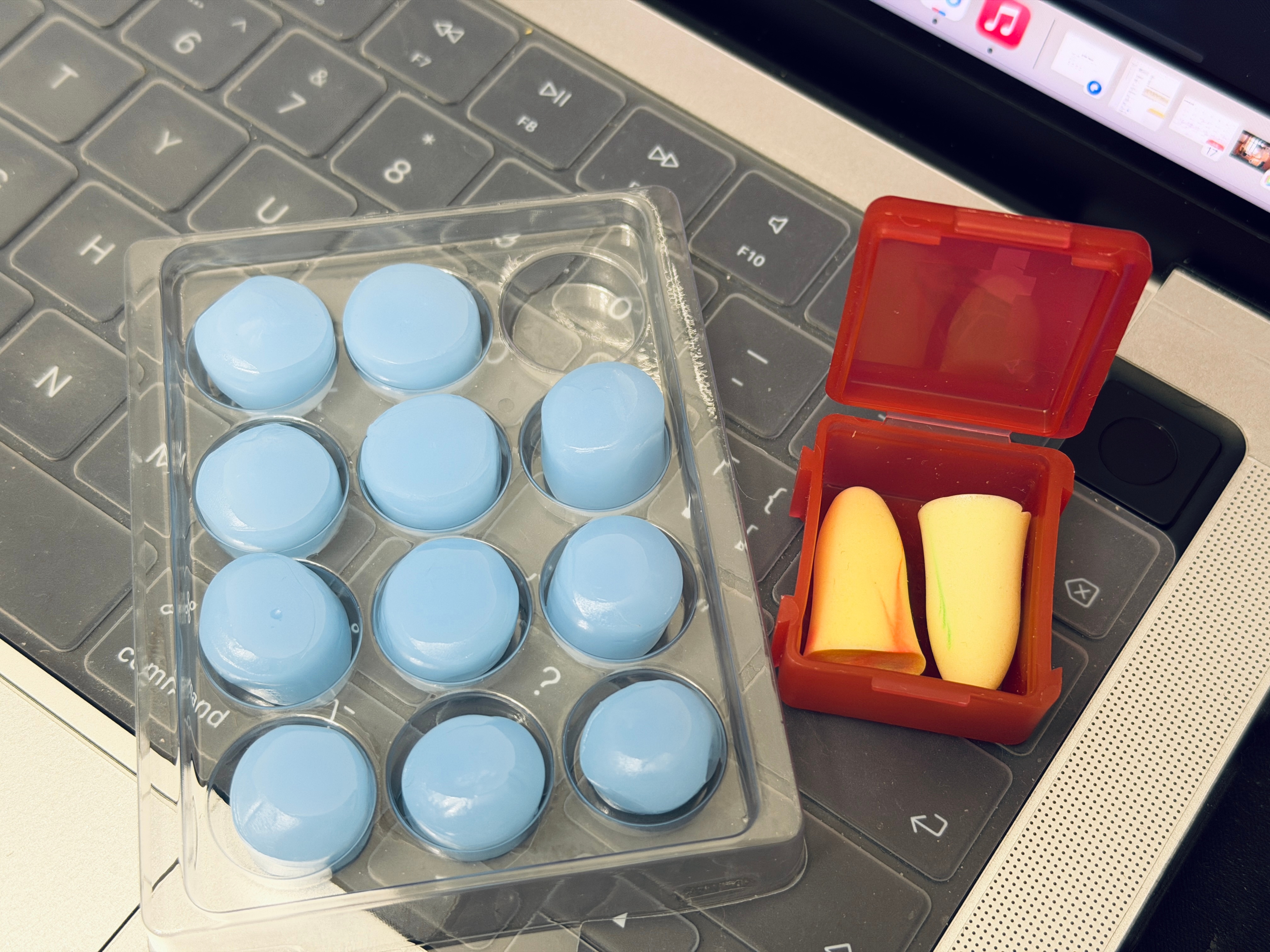 用（右）耳塞有10多年了，昨天新被种草左边的…泥…今晚就让你们俩掰头一下