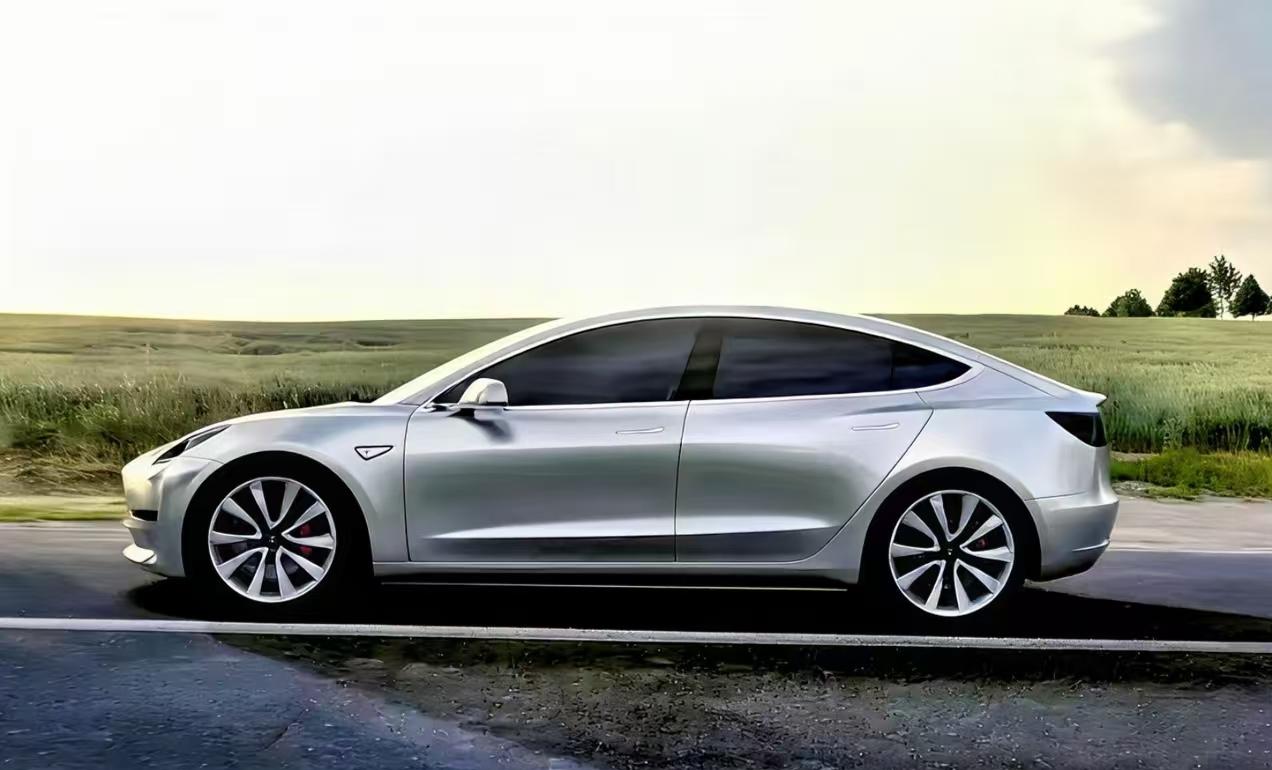 特斯拉一改以前温和的做法，开始各种内涵国产新能源了。
现在国产车为了加大续航里程