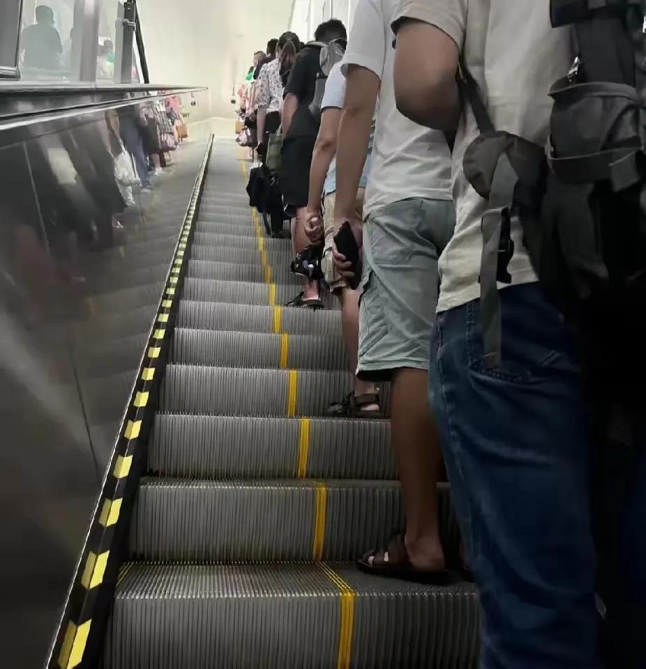 在北京乘坐地铁，你常会见到这样一幕：哪怕客流再拥挤，自动扶梯上的乘客也会自发靠右