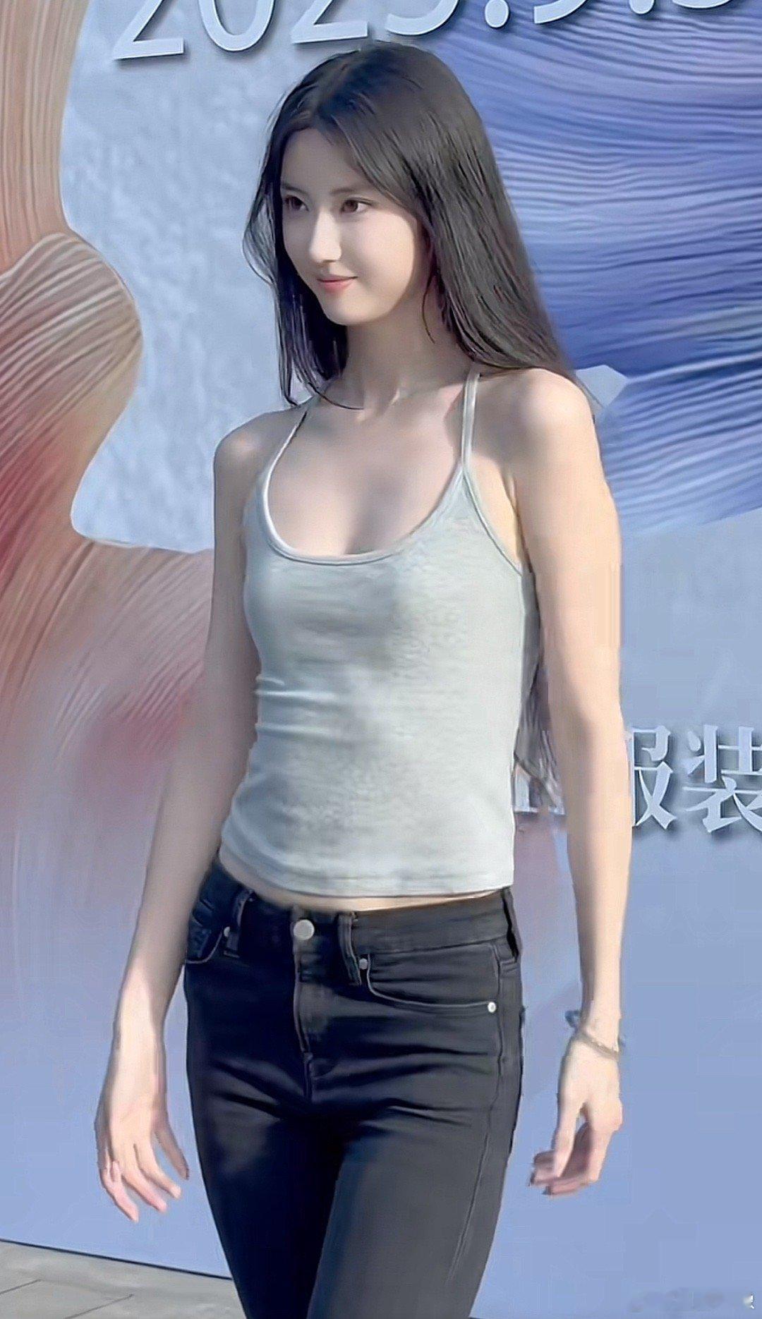 短剧演员董雨萱真的是各个角度都酷似刘亦菲，有没有星探快去打造一下她！ ​​​