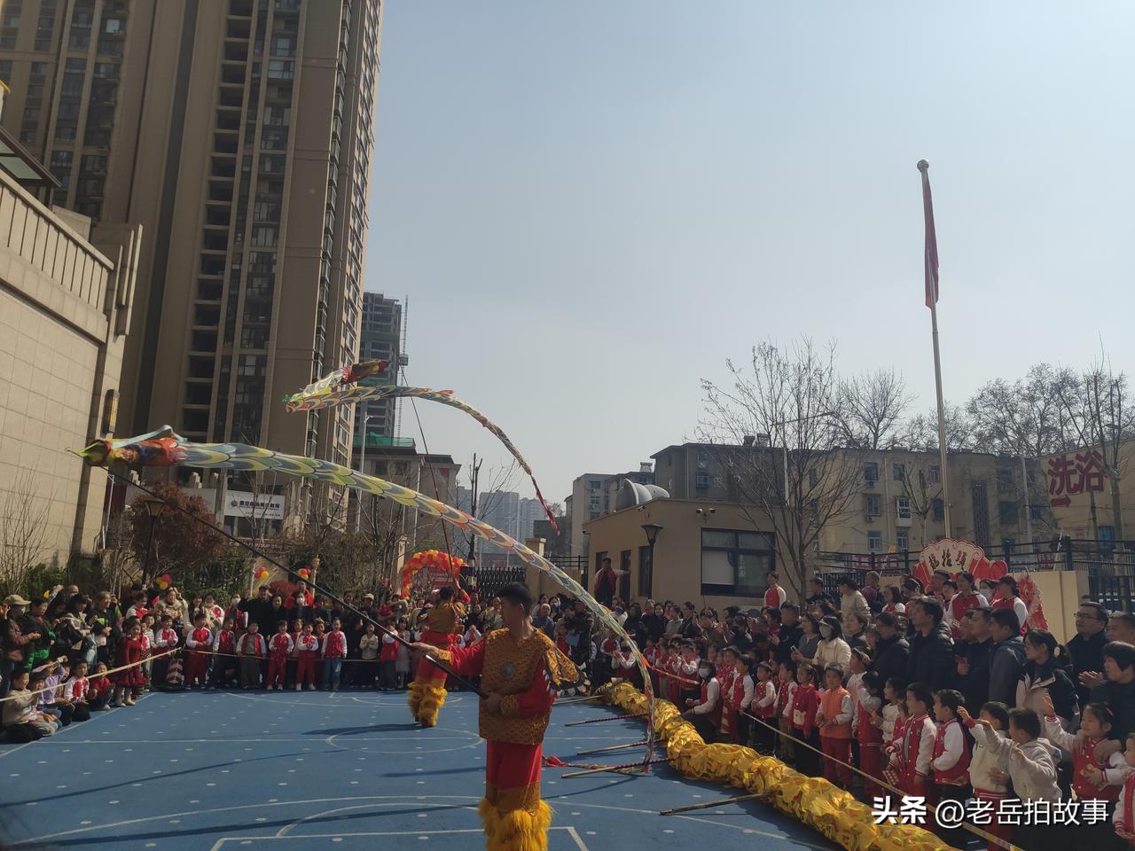 今天是二月二，龙抬头的日子，小家伙的幼儿园里也专门请来了舞龙舞狮和变脸的师傅们，
